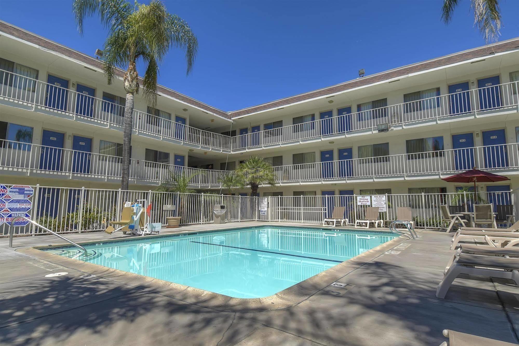 Motel 6-San Bernardino, Ca - North Serrano Village Buitenkant foto